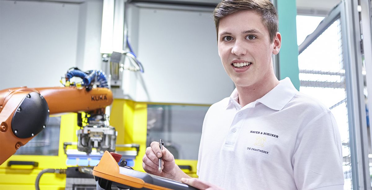 Ein angehender Verfahrensmechaniker überwacht eine Maschine.
