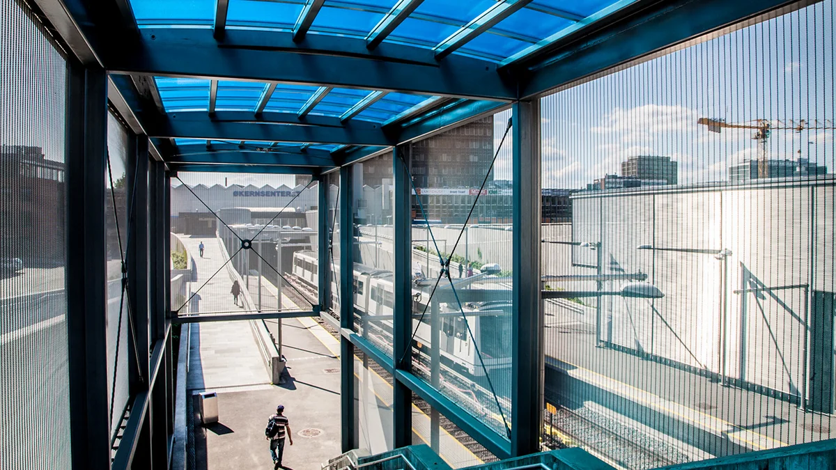 La toile de protection solaire vous garantit une totale transparence et préserve la vue sur l’extérieur.