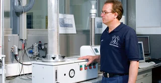 Homme mesurant le comportement à la ventilation et à la désaération de marchandises en vrac pour les produits qui entrent dans un processus de façon contrôlée