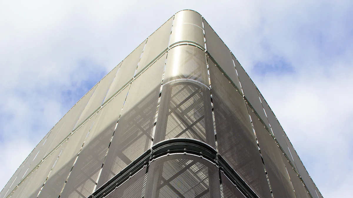 Les éléments en toile métallique pré-arrondis peuvent également être utilisés pour couvrir les arrondis.