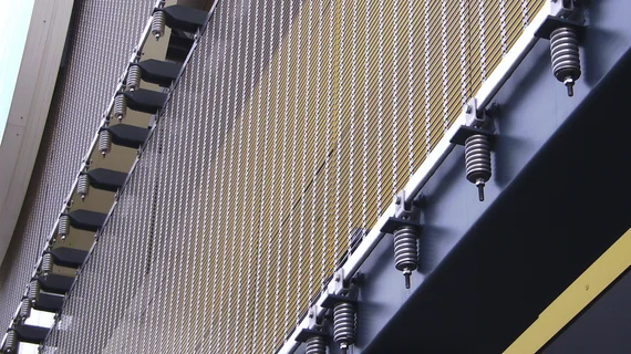 Sangles de retenue ponctuelles comme ossature d’un revêtement de façade en toile métallique.