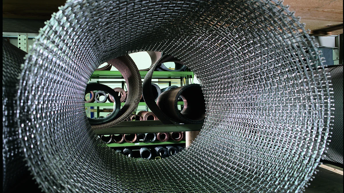 Blick durch eine Geweberolle im Lager 