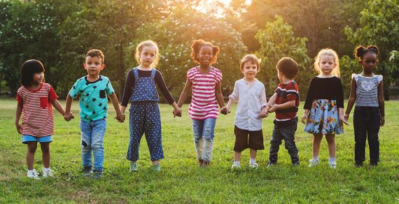 Kinder spielen auf einer grünen Wiese