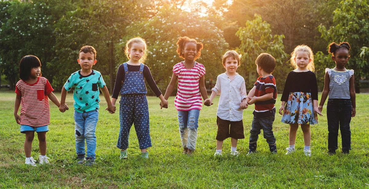 Kinder spielen auf einer grünen Wiese