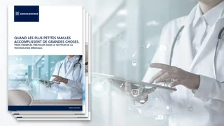 Un médecin avec une tablette, des symboles médicaux et une brochure de Haver & Boecker sur l'application des treillis métalliques fins en technologie médicale.