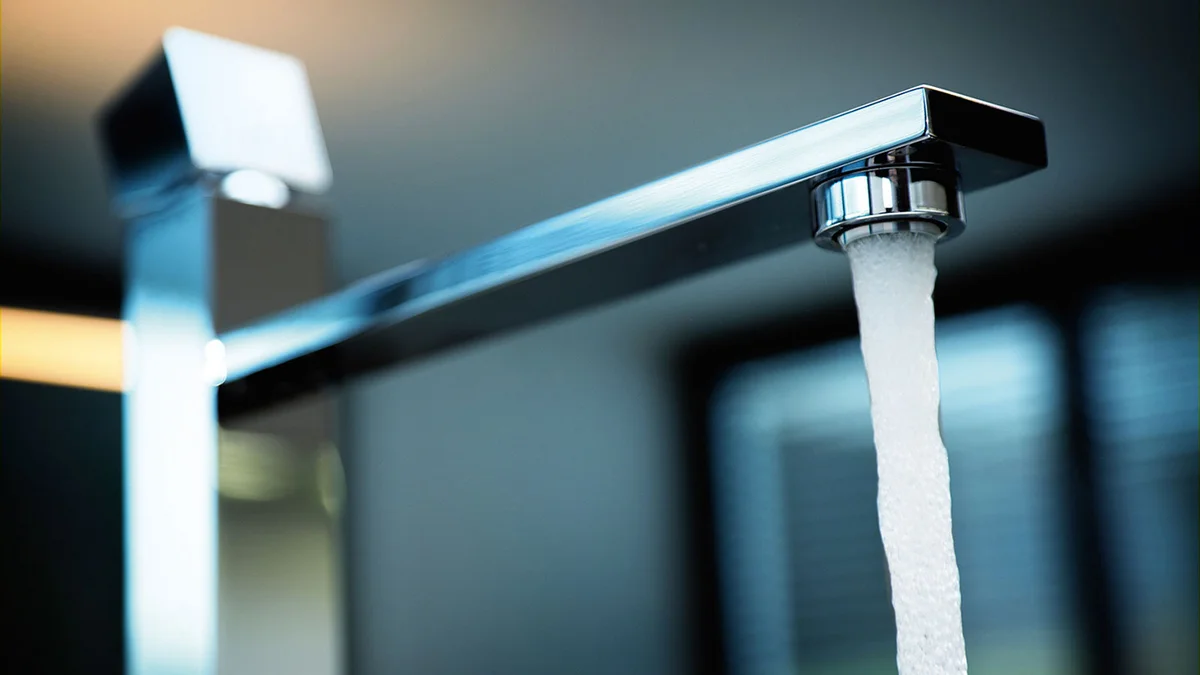Wasser fließt aus Wasserhahn