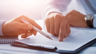 Symbolbild für eine Vertragsunterzeichnung