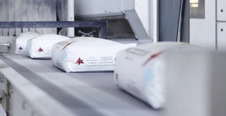 Sacs propres sur le tapis de transporteur