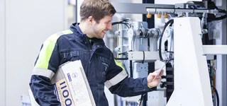 Servicetechniker prüft Maschinendaten