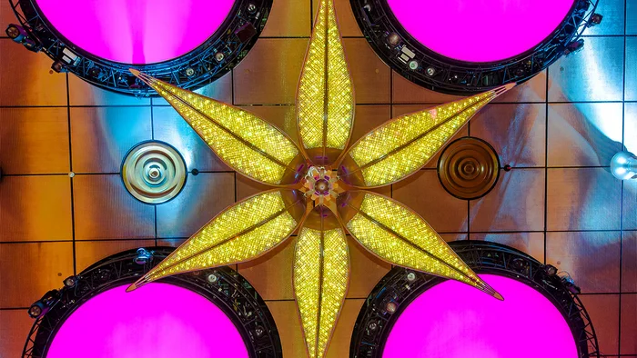 Intégration d’éléments de ventilation et d’éclairage dans un revêtement de plafond en toile d’architecture.