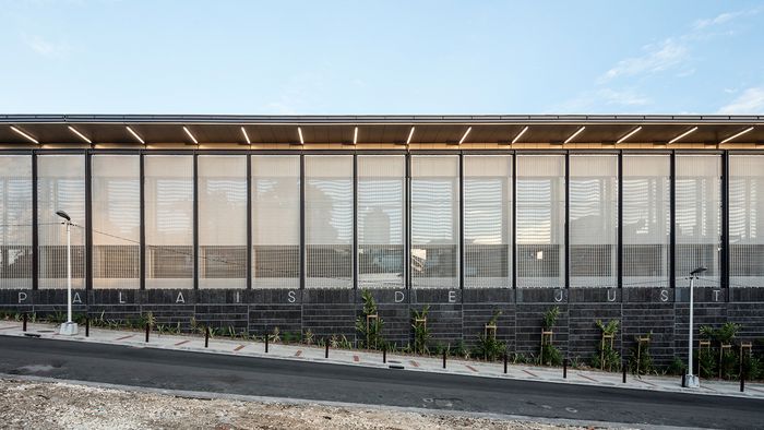 Facade cladding with sun protection wire mesh