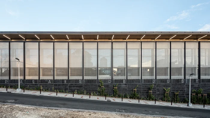 Facade cladding with sun protection wire mesh
