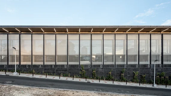 Facade cladding with sun protection wire mesh