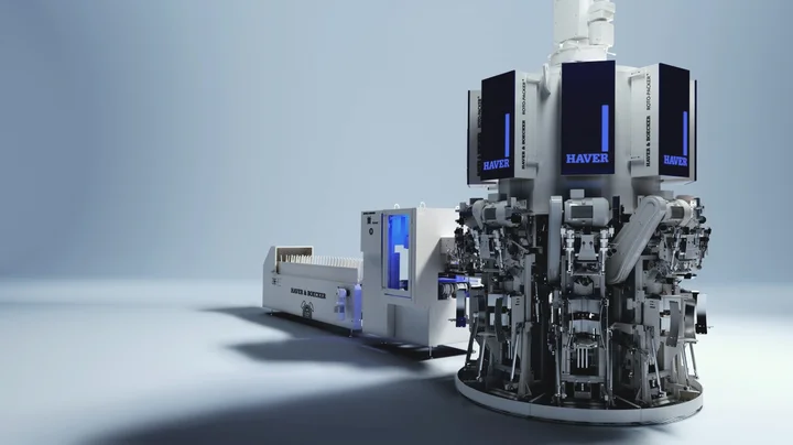 The ROTO-PACKER® RVT high-performance packaging system for filling in valve bags with a RADIMAT® and empty bag cellular conveyor