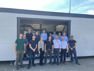 Gruppenbild von der Übergabe zur offiziellen Testphase der Mikrofiltrationsanlage an die Stadt Oelde.