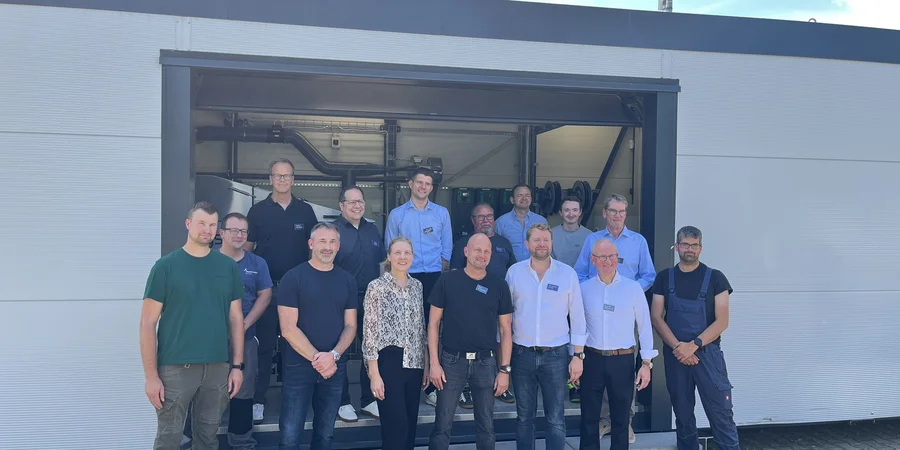 Gruppenbild von der Übergabe zur offiziellen Testphase der Mikrofiltrationsanlage an die Stadt Oelde.