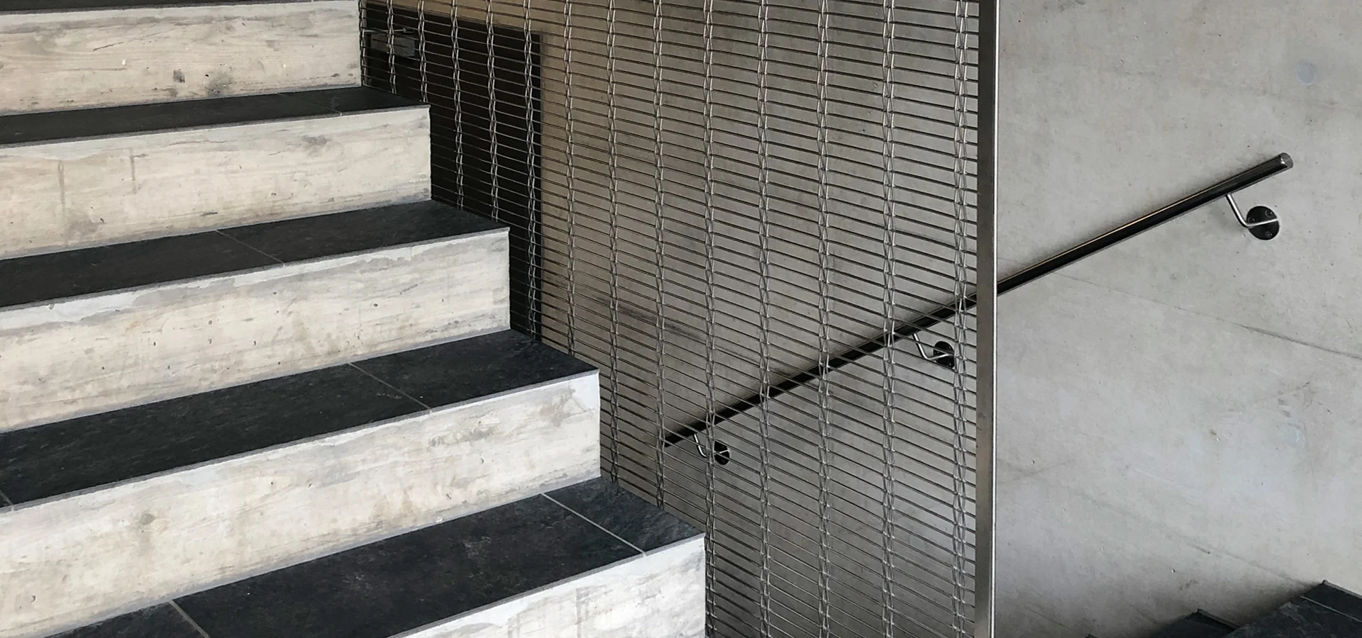 Verkleidung eines Treppenhauses mit HAVER Architekturgewebe