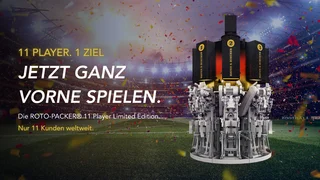 ROTO-PACKER® 11 Player Limited Edition 2026 in einem Fußballstadion mit schwarz-rot-goldenem Design