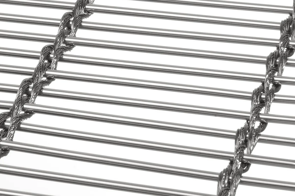 MULTI-BARRETTE 8123 architectural wire mesh - view over a corner