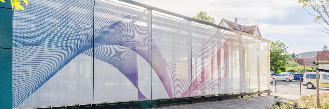 Funktionalität und Ästhetik vereint – farbenfroher Sonnenschutz aus HAVER Architekturgewebe