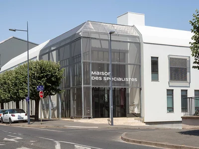 Aesthetic facade cladding and sun protection with wire mesh