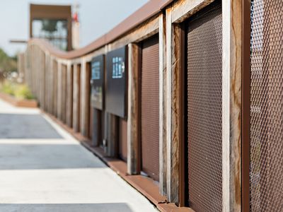 Brüstung aus Metallgewebe am Bahnhof von Lisieux